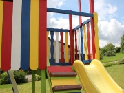 Land-und-Kind.de Spielhaus, gestrichen mit Alpina Farben: Eingangsbereich/Balkon