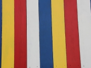 Land-und-Kind.de Spielhaus, gestrichen mit Alpina Farben: bunte Senkrechte
