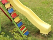 Land-und-Kind.de Spielhaus, gestrichen mit Alpina Farben: Leiter und Rutsche
