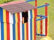 Land-und-Kind.de Spielhaus, gestrichen mit Alpina Farben: Oberhaus und Eingangsbereich