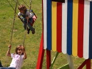 Land-und-Kind.de Spielhaus, gestrichen mit Alpina Farben: Oberhaus und Schaukel