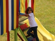 Land-und-Kind.de Spielhaus, gestrichen mit Alpina Farben: Mädchen auf der Leiter