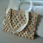 Natürlich: Tasche hangearbeitet aus Holz und Filz