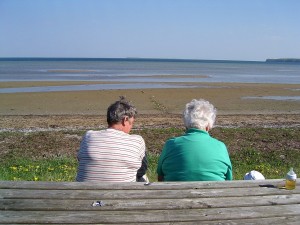 Großmutter und Urgroßmutter genießen im Urlaub eine Auszeit vom Rest der Familie