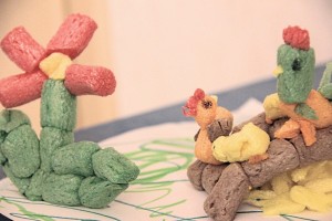 PlayMais Bauwerk von Land-und-Kind – Huhn, Küken und Blume
