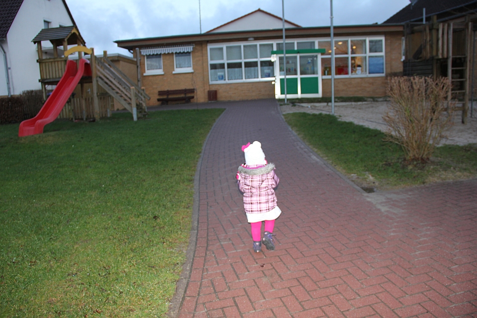 Kleines Mädchen auf dem Weg in den Kindergarten
