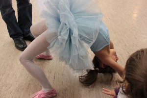 Kleine Ballerina stolz auf das hellblaue Tutu
