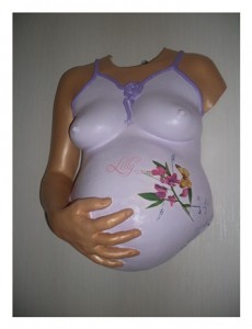 Babybauchabformung von Lilly-Art - Hier mit Hand auf dem Bauch