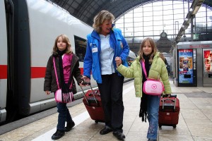 "Kids on Tour"  - Deutsche Bahn AG bietet in Zusammenarbeit mit der Bahnhofsmission die Begleitung allein reisender Kinder an. Copyright: Deutsche Bahn AG