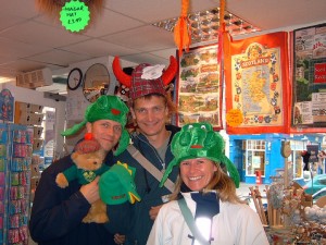 Auf Heimaturlaub - Lesley mit ihrem Mann und einem Freund in einem schottischen Souvenir-Shop