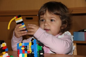Mädchen spielt mit Bausteinen - Lego