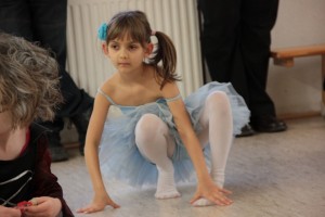 Mädchen im Tutu beim Ballettunterricht - Tanzen 