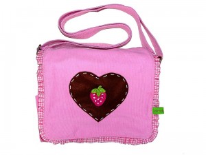 Kindergartentasche mit Herz und Erdbeer-Motiv - Copyright: Die Wurzelzwerge