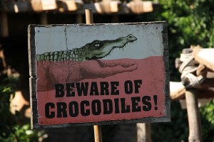 Warnschild: Beware of Crocodiles - Erlebnis-Zoo Hannover