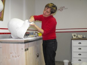 Annerose Ryll beim Bearbeiten einer Baby-Bauch-Maske