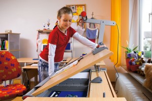 Kinderfreundlich zu handhabender Schreibtisch von Moll-Systemmoebel - gibt es bei Kinderzimmerhaus