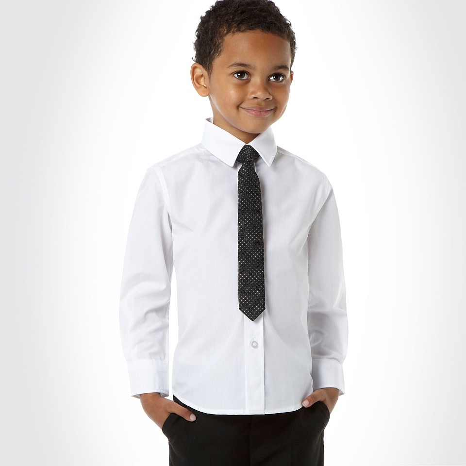Junge mit Hemd und Krawatte - Hochzeitsoutfit gesehen bei Debenhams