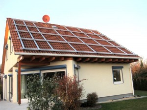 Photovoltaik-Anlage auf dem Hausdach: Alugestell für die Aufnahme der Module