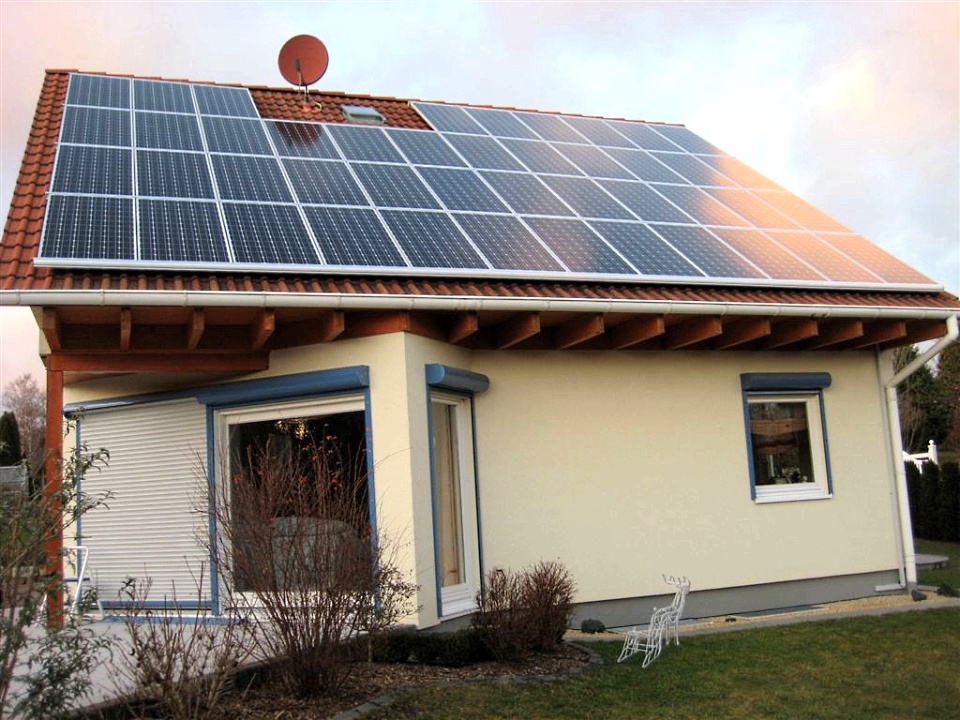 Photovoltaik-Anlage auf dem Hausdach: kurz nach Fertigstellung