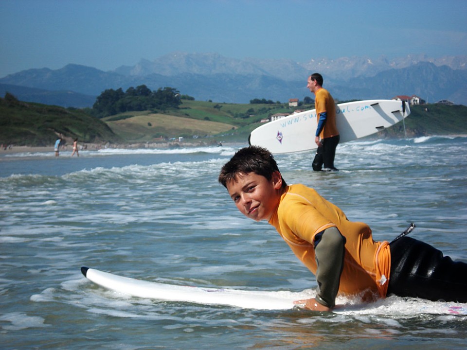 Junge auf einem Surfbrett - im Liegen (Quelle: surfnsoul.com)