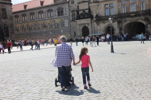 Familie besucht Dresden - vor dem Fürstenzug