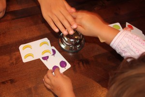 Halli Galli Kartenspiel: Kinderhände in Aktion