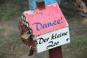 Spenden-Box am kleinen Zoo am Krater