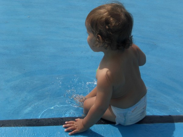 Baby in Schwimmwindeln