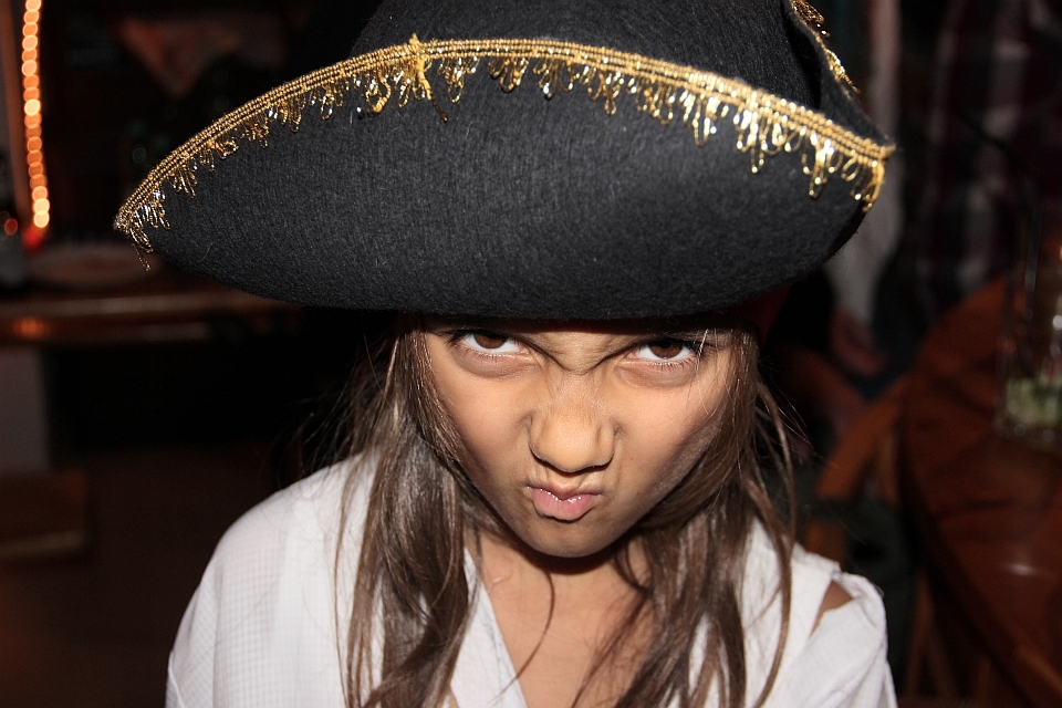 Piraten-Mädchen mit Dreispitz und grimmigem Blick