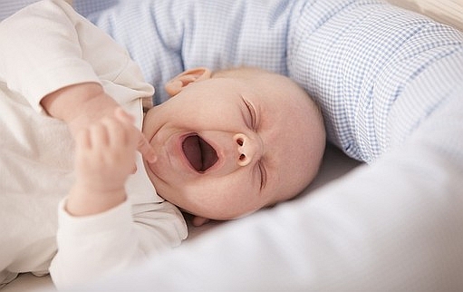 Baby schläft mit Nestchenschlange - Grünwalds Manufaktur