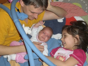 Vater mit Tochter und Baby unter einem Spielbogen (Foto: Land-und-Kind.de)